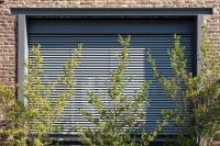 Raffstore-Jalousie vor Holz-Aluminium-Fenstern