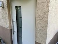 Neue Haustür in weiß mit Lichtausschnitt 