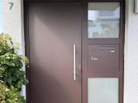 Haustür in braun mit Seitenteil Frontansicht