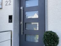 Neue Haustür in anthrazit mit vier Milchglas-Lichtausschnitten 