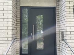 Neue Aluminium-Haustür in anthrazit