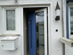 Haustür in weiß mit blauem Balken und Lichtausschnitt