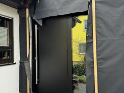 Breite Haustür in schwarz mit Lichtausschnitt