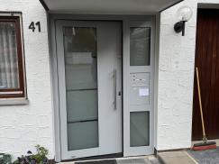 Haustür gräulich mit Lichtausschnitt