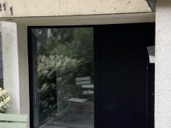 Neue Haustür in schwarz mit Glas-Seitenteil