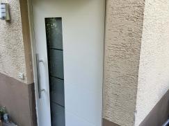 Neue Haustür in weiß mit Lichtausschnitt