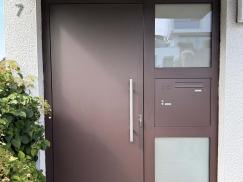 Haustür in braun mit Seitenteil Frontansicht