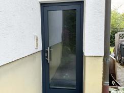 Eingangstür aus Glas mit Rahmen in anthrazit