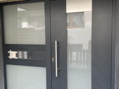 Neue Haustür in anthrazit mit breitem Glas-Lichtausschnitt und breitem Seitenteil