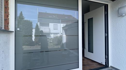 Haustür in weiß mit breitem Milchglas-Seitenteil