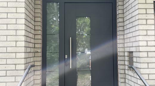 Neue Aluminium-Haustür in anthrazit