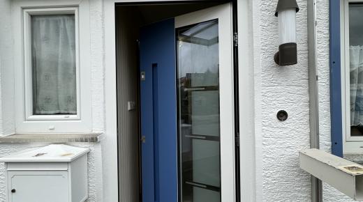 Haustür in weiß mit blauem Balken und Lichtausschnitt