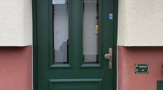 Haustür grün mit zwei Lichtausschnitten
