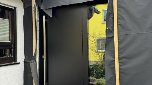 Breite Haustür in schwarz mit Lichtausschnitt