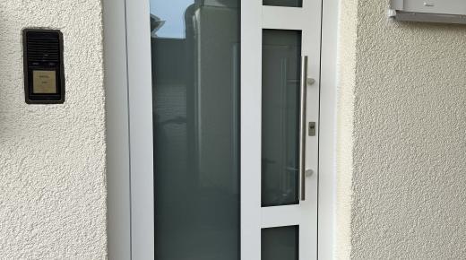 Haustür in weiß mit vier Lichtausschnitten