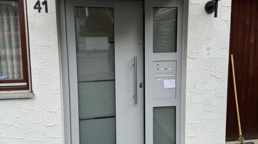 Haustür gräulich mit Lichtausschnitt
