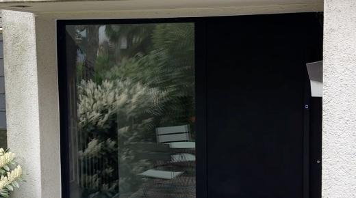 Neue Haustür in schwarz mit Glas-Seitenteil