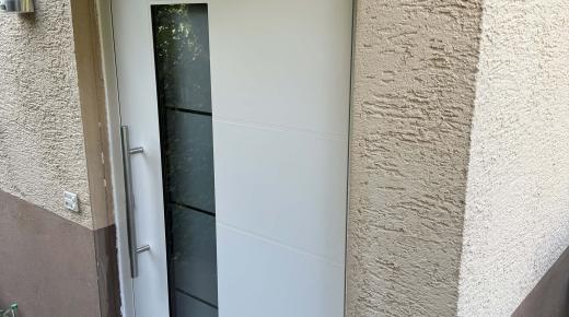 Neue Haustür in weiß mit Lichtausschnitt