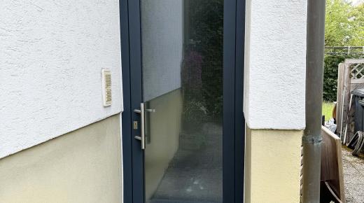 Eingangstür aus Glas mit Rahmen in anthrazit