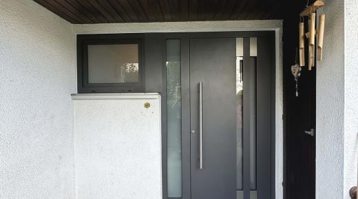 Neue Haustür in anthrazit mit zwei schmalen Lichtausschnitten