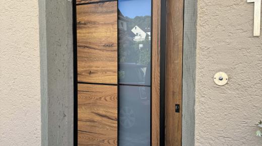 Haustür mit Holzdekor