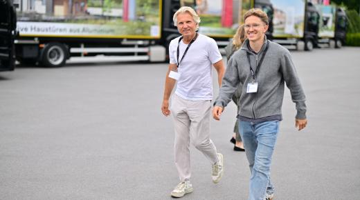 Niklas Weidle und Jürgen Weidle auf dem Weg zur Feier