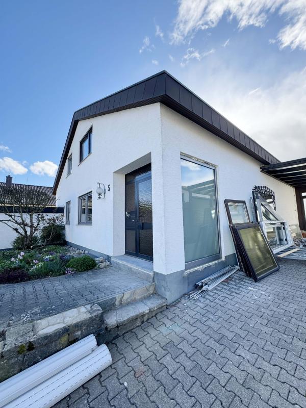 Kunststofffenster und Haustür aus Seitenansicht in Rutesheim