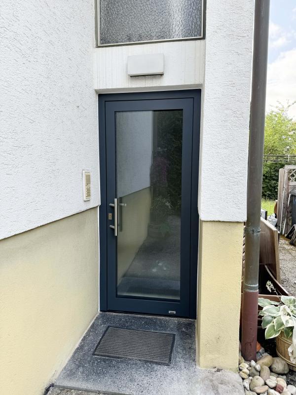 Eingangstür aus Glas mit Rahmen in anthrazit