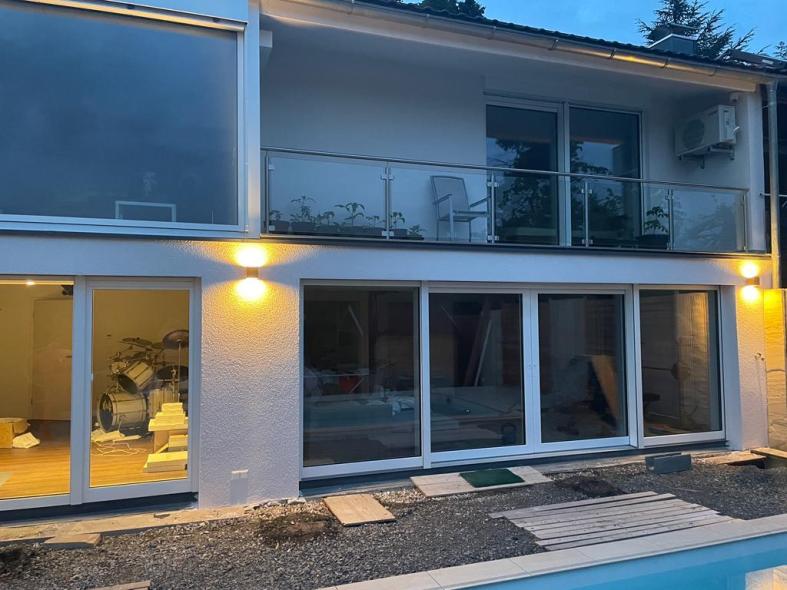 Holz-Aluminium-Fenster bei modernem Einfamilienhaus mit Außenbeleuchtung Leonberg