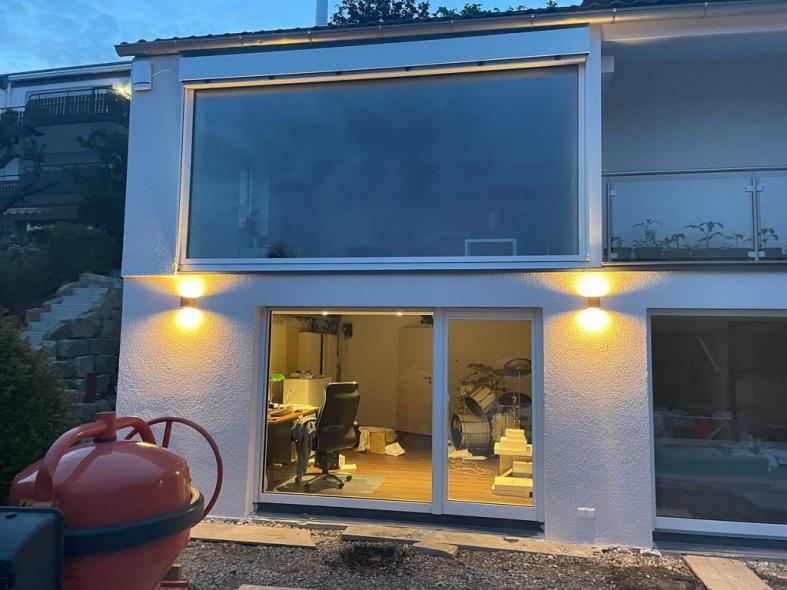 Holz-Aluminium-Fenster bei modernem Einfamilienhaus mit Außenbeleuchtung Leonberg