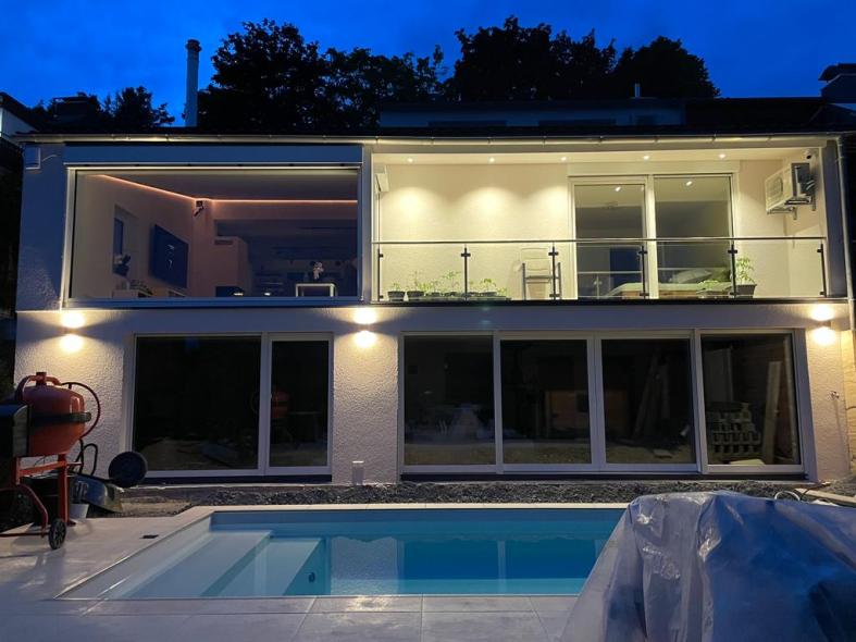 Holz-Aluminium-Fenster bei modernem Einfamilienhaus mit Außenbeleuchtung Leonberg