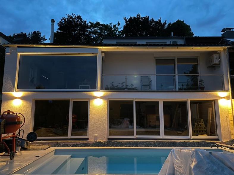 Holz-Aluminium-Fenster bei modernem Einfamilienhaus mit Außenbeleuchtung Leonberg