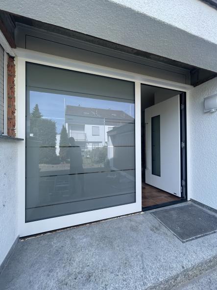 Haustür in weiß mit breitem Milchglas-Seitenteil