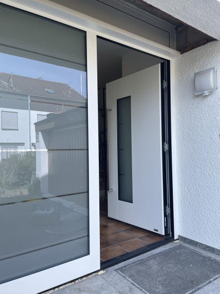 Haustür in weiß mit breitem Milchglas-Seitenteil