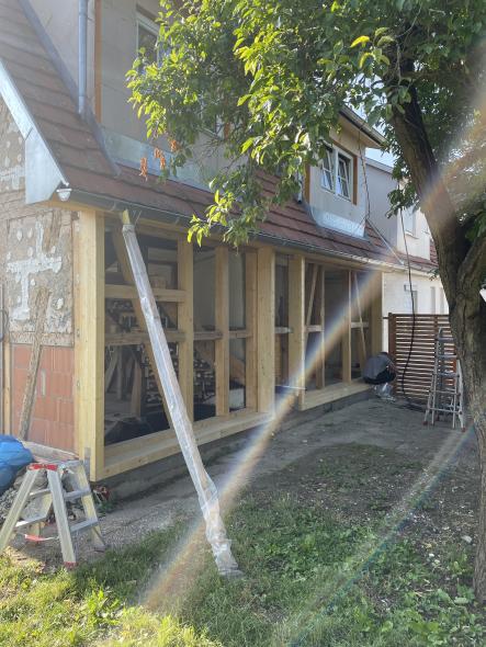 Außenansicht vor dem Einsetzen neuer Fenster in Leonberg