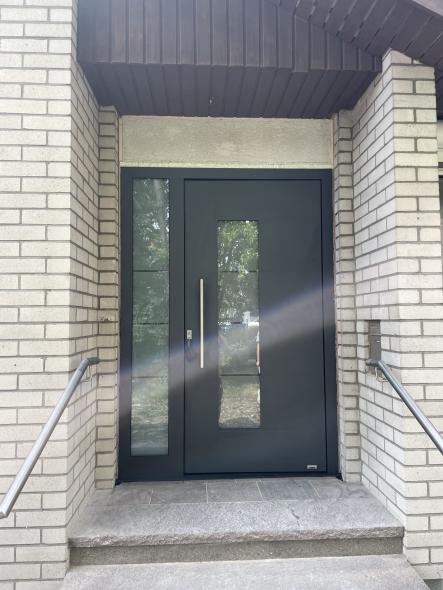 Neue Aluminium-Haustür in anthrazit 