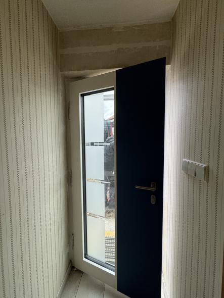 Haustür in weiß mit Lichtausschnitt Innenansicht