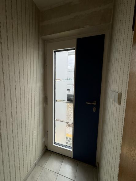 Haustür in weiß mit blauem Balken Lichtausschnitt Innenansicht