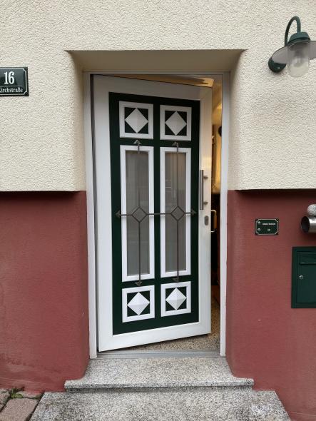 Haustür in weiß und grün