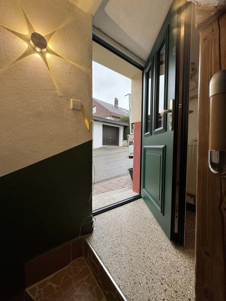 Haustür in grün geöffnet