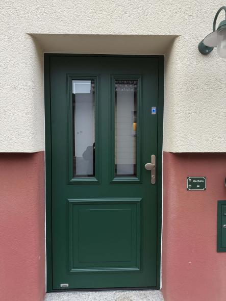 Haustür grün mit zwei Lichtausschnitten
