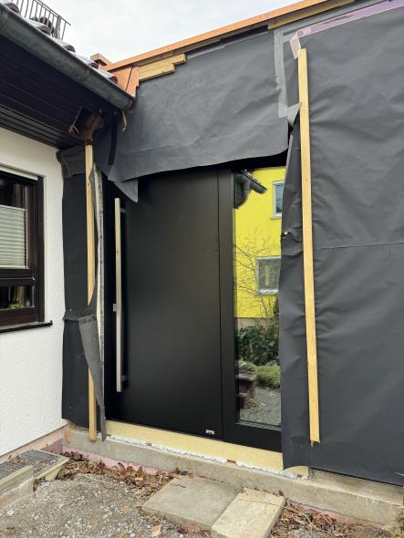 Breite Haustür in schwarz mit Lichtausschnitt 