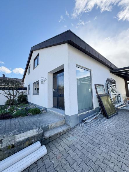 Kunststofffenster und Haustür aus Seitenansicht in Rutesheim