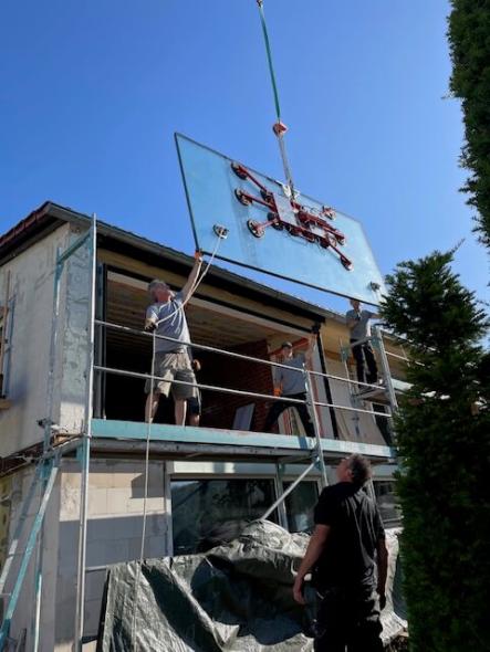 Fensterscheibe beim Einsetzen in Leonberg
