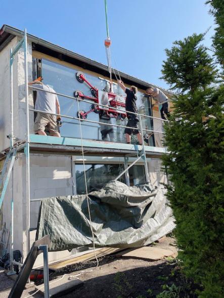 Fensterscheibe beim Einsetzen in Leonberg