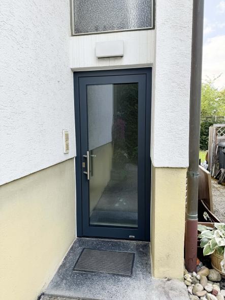 Eingangstür aus Glas mit Rahmen in anthrazit