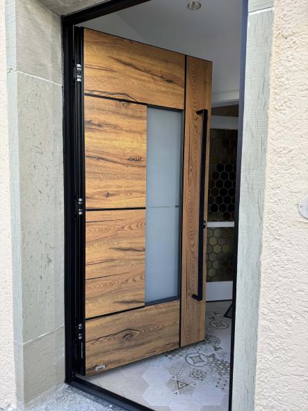 Neue Haustür mit Holzdekor geöffnet
