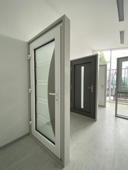 Ausstellung Haustüren in weiß und anthrazit 